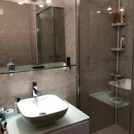 Quiet And Cozy 1br Close To And Services شقة *