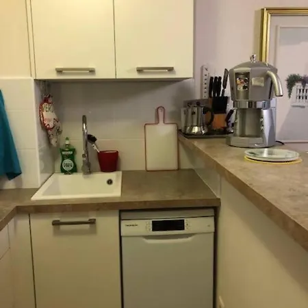 Quiet And Cozy 1br Close To And Services شقة